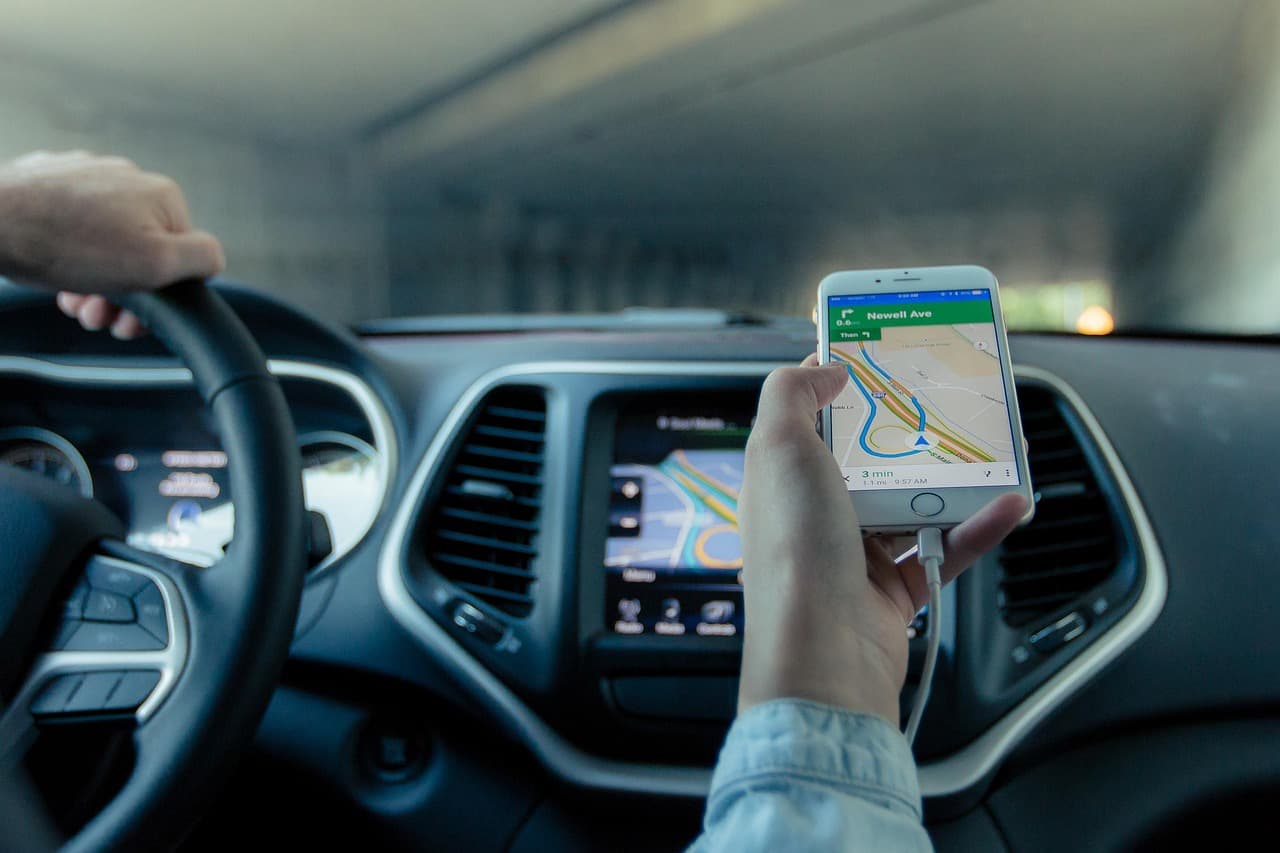 Learner following sat nav directions, as in the independent part of the test